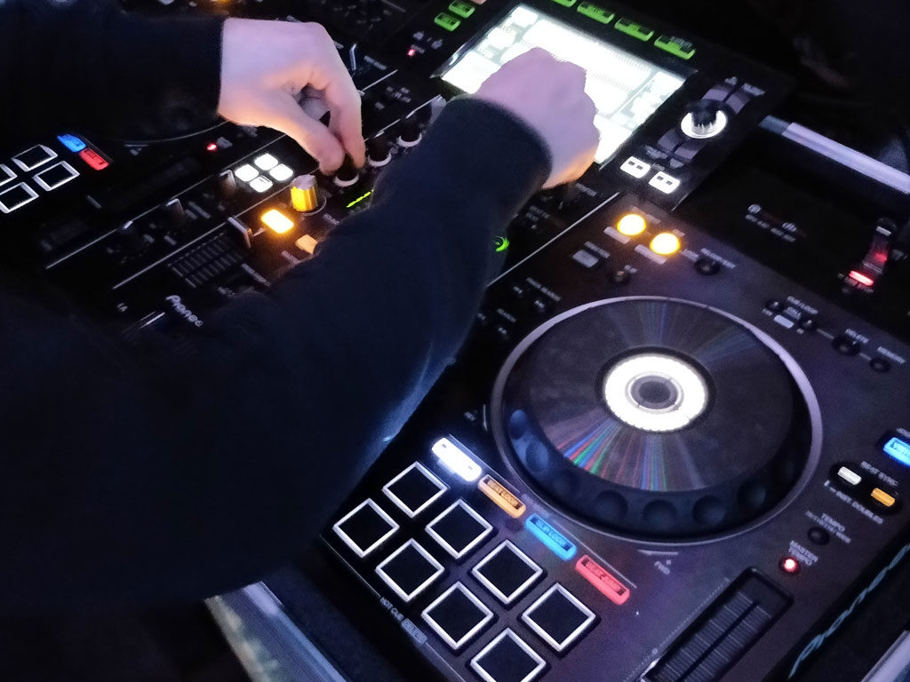 Quick Mixing DJs